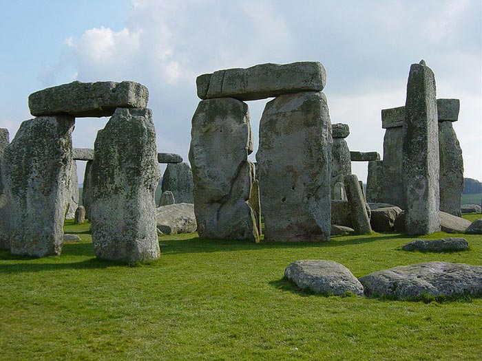 Found in the English county of Wiltshire, Stonehenge is a world famous, prehistoric monument that has been the subject of debate for many years. The stones are believed to have been erected in this special part of England sometime around four to five thousand years ago. Its function is not well understood and there are many different theories that try to explain its construction and existence. Whatever its original meaning, Stonehenge has become a popular landmark for visitors.